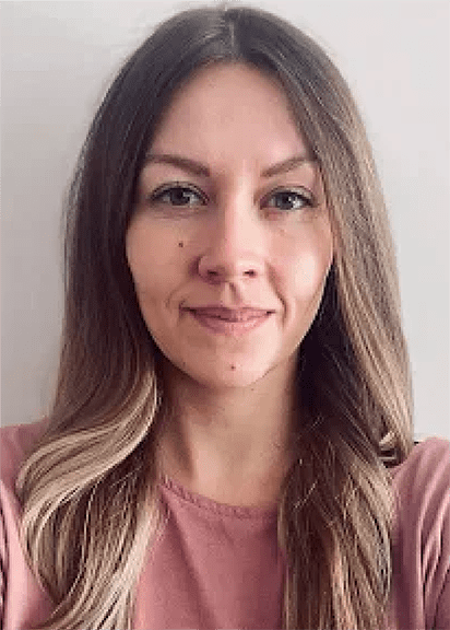 Zdjęcie kobiety w blond włosach w różowej koszulce.