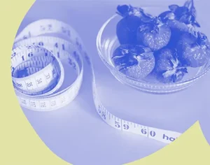 Grafika, centymetr oraz miseczka z truskawkami z żółtymi elementami graficznymi. Medicante