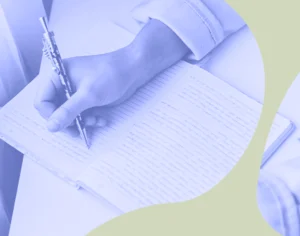 Grafika, w tle zdjęcie dłoni kobiety piszącej długopisem w zeszycie z zielonymi elementami graficznymi. Medicante