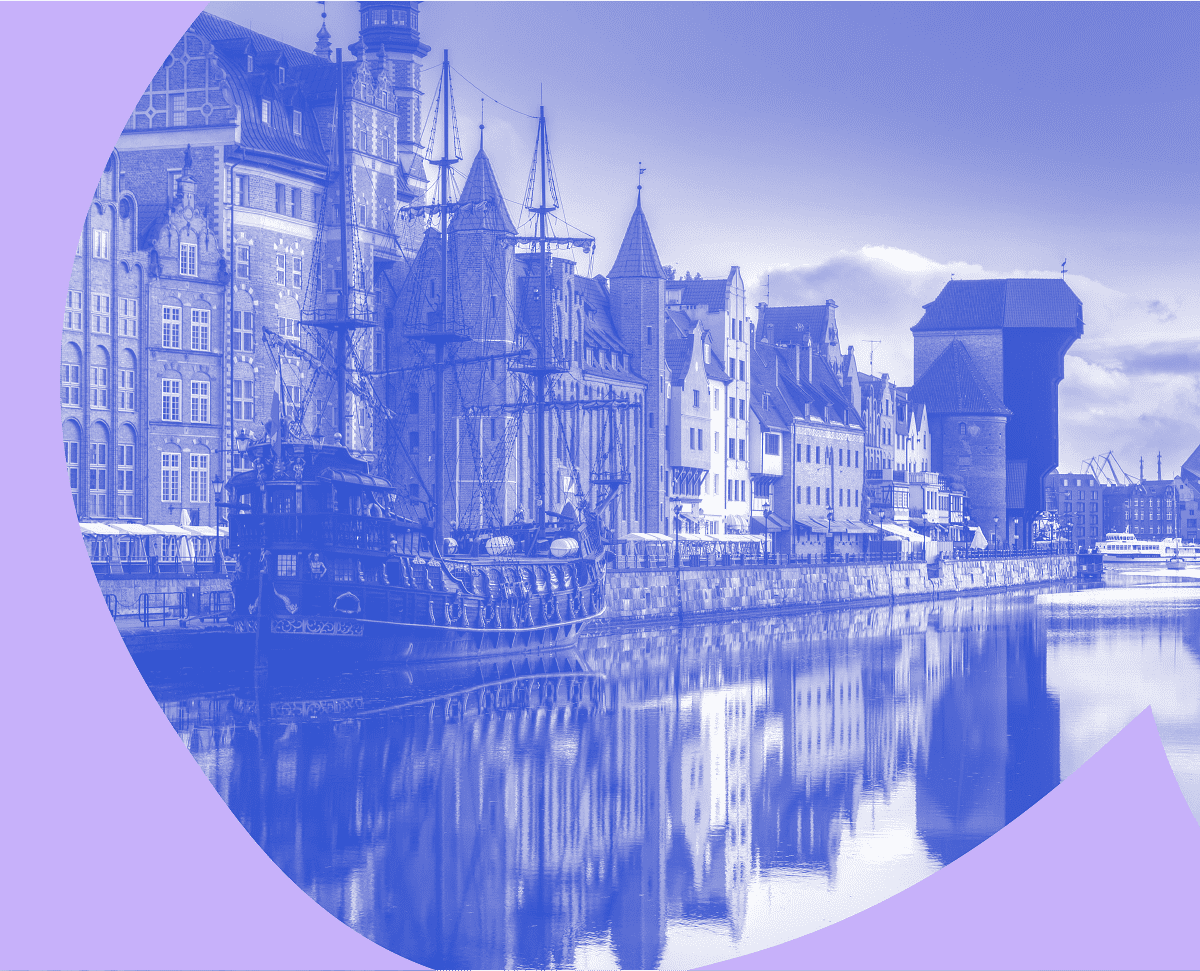 Zdjęcie starówki w Gdańsku w monochromatycznym niebieskim kolorze z fioletowym elementem graficznych na przodzie zdjęcia.