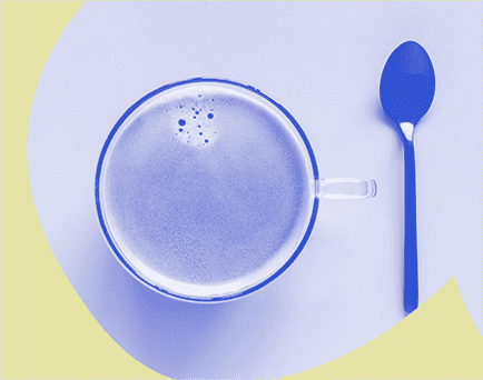 Grafika monochromatyczna w kolorze niebiesko-żółtym ze zdjęciem filiżanki kawy z łyżeczką po prawej stronie.