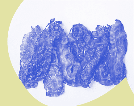 Grafika monochromatyczna w kolorze niebiesko-żółtym ze zdjęciem smażonych plastrów bekonu.