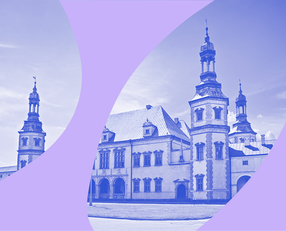 Zdjęcie pięknej starówki w Kielcach w monochromatycznym niebieskim kolorze z fioletowym elementem graficznych na przodzie zdjęcia.