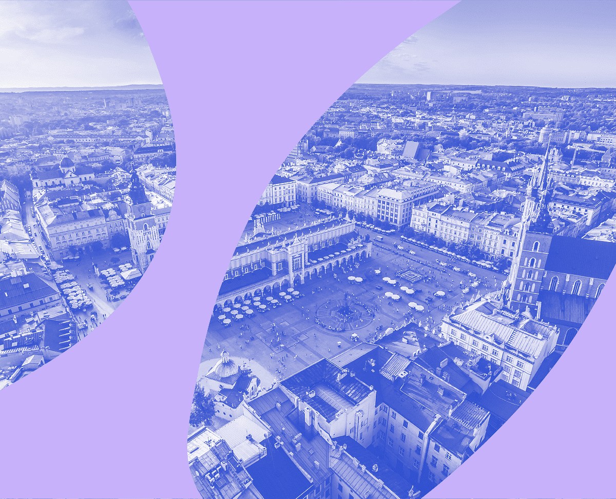 Zdjęcie pięknej panoramy Krakowa w monochromatycznym niebieskim kolorze z fioletowym elementem graficznych na przodzie zdjęcia.
