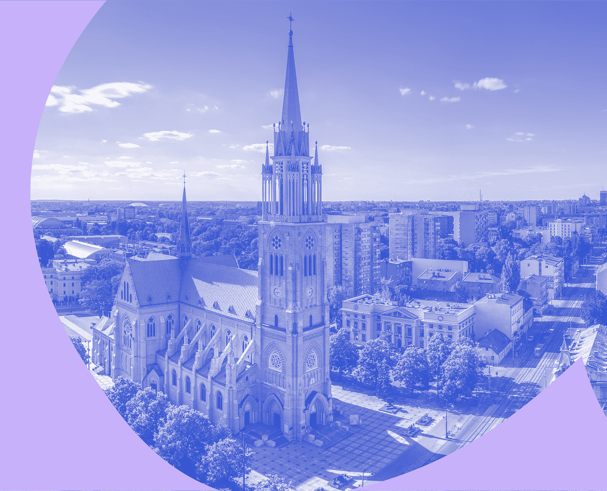 Zdjęcie pięknej panoramy Łodzi w monochromatycznym niebieskim kolorze z fioletowym elementem graficznych na przodzie zdjęcia.