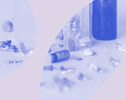 Grafika monochromatyczna w kolorze niebiesko-fioletowym ze zdjęciem szklanych fiolek i buteleczek.