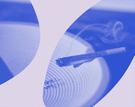Grafika monochromatyczna w kolorze niebiesko-fioletowym ze zdjęciem papierosa w popielniczce.