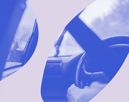 Grafika monochromatyczna w kolorze niebiesko-fioletowym ze zdjęciem kierownicy samochodowej.