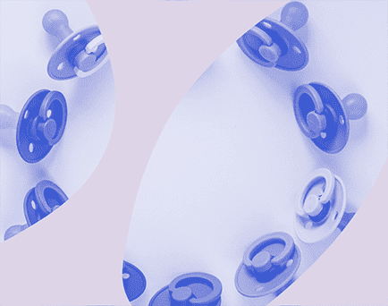 Grafika monochromatyczna w kolorze niebiesko-fioletowym ze zdjęciem smoczków dziecięcych ułożonych w kole.