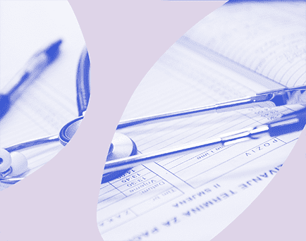 Grafika monochromatyczna w kolorze niebiesko-fioletowym ze zdjęciem stetoskopu leżącego na dokumentacji medycznej.