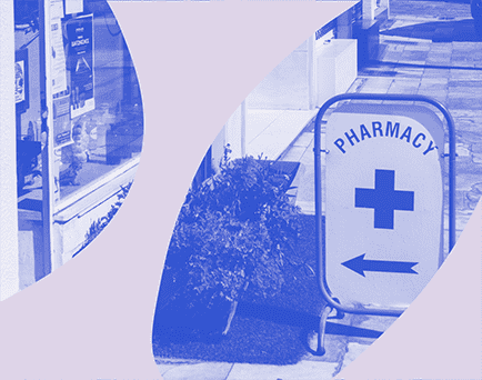 Grafika monochromatyczna w kolorze niebiesko-fioletowym ze zdjęciem tablicy która wskazuje wejście do apteki.