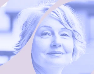 Grafika, w tle zdjęcie uśmiechniętej kobiety w średnim wieku z fioletowymi elementami graficznymi. Medicante