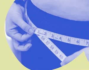 Grafika, zdjęcie na którym osoba mierzy obwód pasa centymetrem z żółtymi elementami graficznymi. Medicante