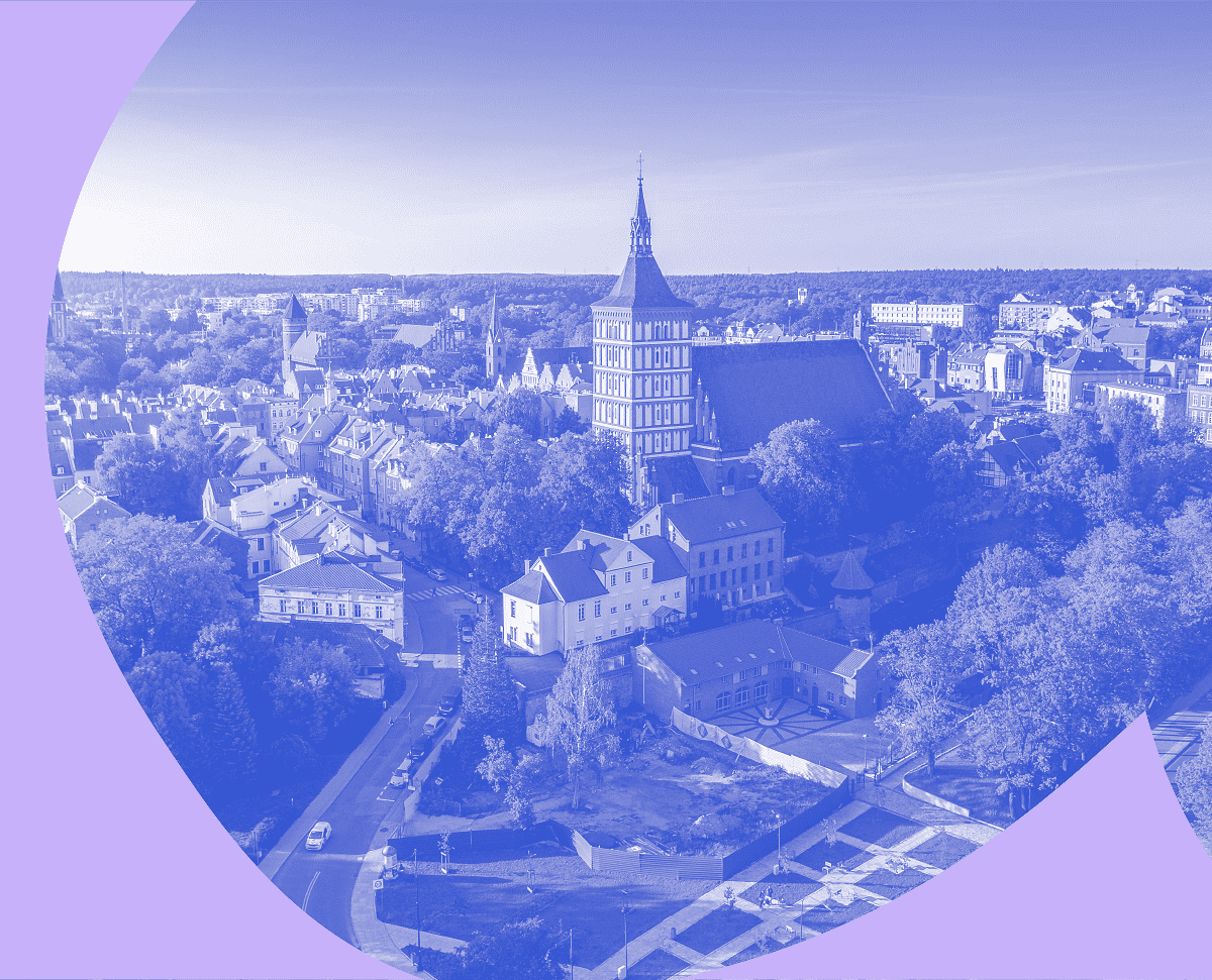 Zdjęcie pięknej panoramy Olsztyna w monochromatycznym niebieskim kolorze z fioletowym elementem graficznych na przodzie zdjęcia.