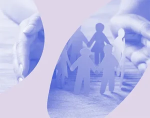 Grafika, zdjęcie dłoni otaczające papierowe ludziki z fioletowymi elementami graficznymi. Medicante