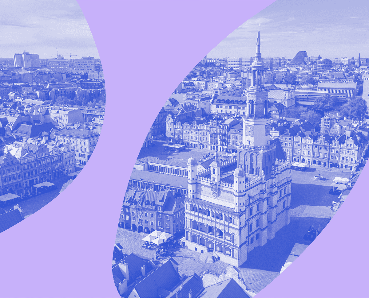 Zdjęcie pięknej panoramy Poznania w monochromatycznym niebieskim kolorze z fioletowym elementem graficznych na przodzie zdjęcia.