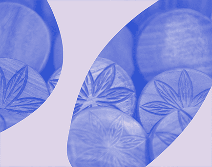Grafika monochromatyczna w kolorze niebiesko-fioletowym ze zdjęciem drewnianych stempli.