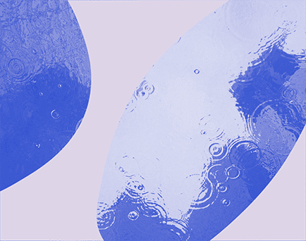 Grafika monochromatyczna w kolorze niebiesko-fioletowym ze zdjęciem kałuży z kroplami deszczu.