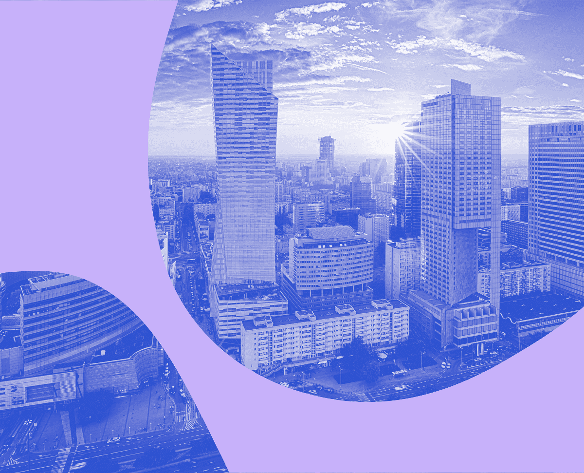 Zdjęcie pięknej panoramy Warszawy w monochromatycznym niebieskim kolorze z fioletowym elementem graficznych na przodzie zdjęcia.