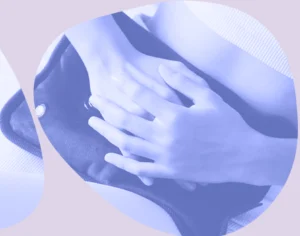 Grafika, w tle zdjęcie kobiety trzymającej się za brzuch z termoforem z fioletowymi elementami graficznymi. Medicante