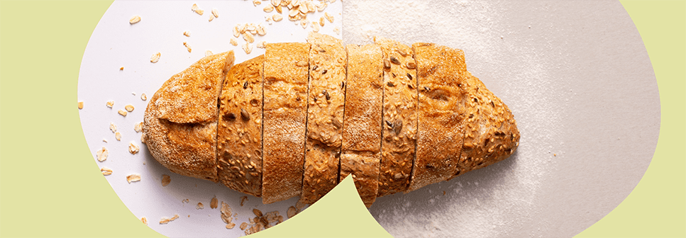 Zdjęcie pokrojonego w kromki chleba z żółtym motywem graficznym na zdjęciu.