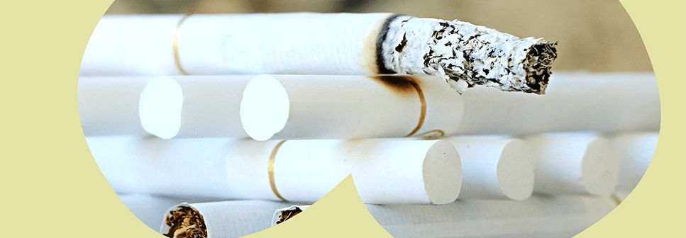 Zdjęcie papierów ułożonych symetrycznie z którego jeden się pali z żółtym motywem graficznym na zdjęciu.