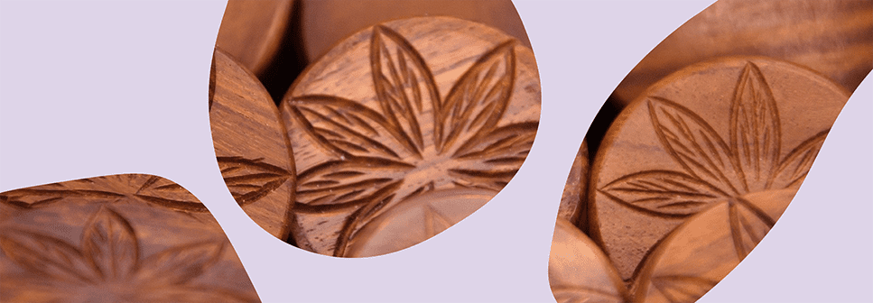 Zdjęcie drewnianych stempli z fioletowym motywem graficznym na zdjęciu.