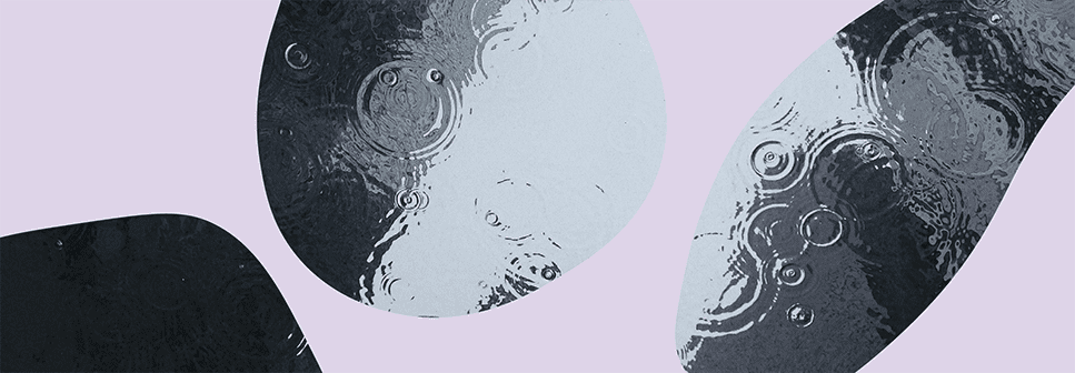 Zdjęcie kałuży na którą pada deszcz z fioletowym motywem graficznym na zdjęciu.